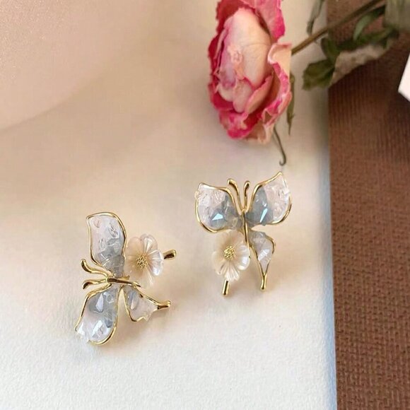 Women's One Pair Of Fresh And Stylish Gradient Butterfly Crystal And Pure White - Picture 3 of 4